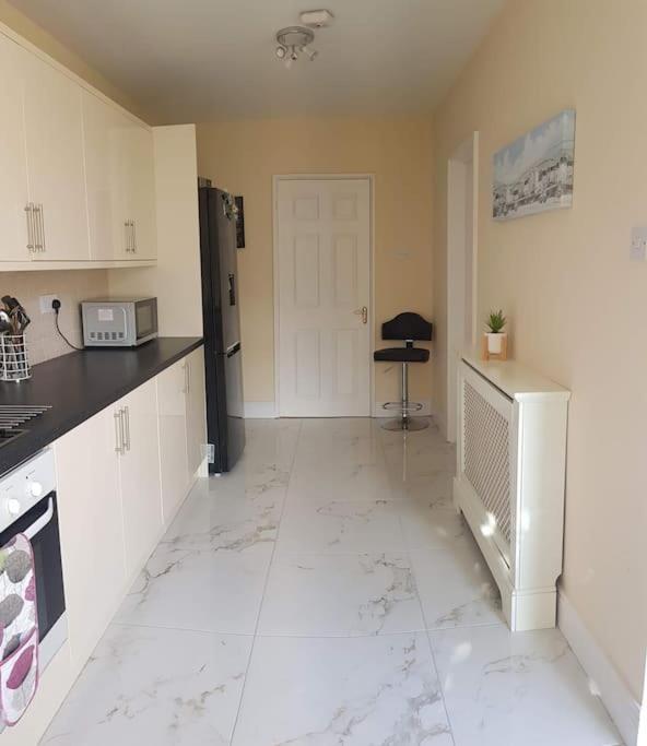 3 Bedroom 3 Bathroom House, Dublin Lucan Bagian luar foto