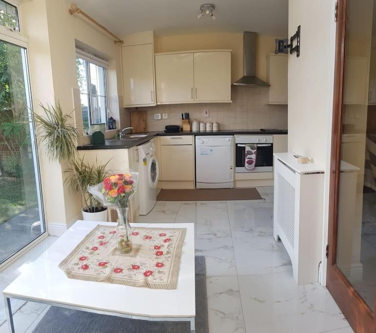 3 Bedroom 3 Bathroom House, Dublin Lucan Bagian luar foto